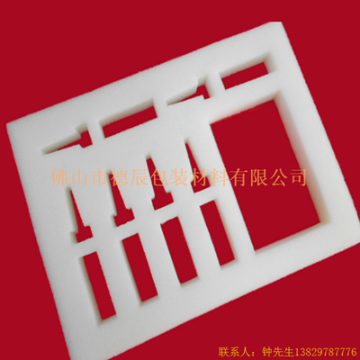 海綿內(nèi)托對(duì)各行各業(yè)產(chǎn)品起到絕緣、密封、防震、防塵、填充、隔音、固定，能夠保護(hù)包裝產(chǎn)品在運(yùn)輸過(guò)程中安然無(wú)恙，起到保護(hù)產(chǎn)品的一個(gè)作用，同時(shí)可以美化產(chǎn)品，提升產(chǎn)品檔次。
